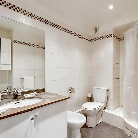 Spacious Parisian Flat - Eiffel Tower *