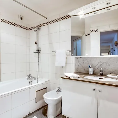 Spacious Parisian Flat - Eiffel Tower